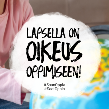 Lapsi karttapallon luona. Keskellä teksti: Lapsella on oikeus oppimiseen! #SaanOppia #SaatOppia