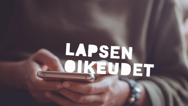 Henkilö pitelee käsissään älypuhelinta. Lapsen oikeudet -logo.