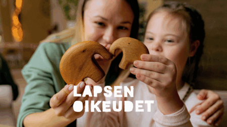 Aikuinen ja down syndrooman lapsi.