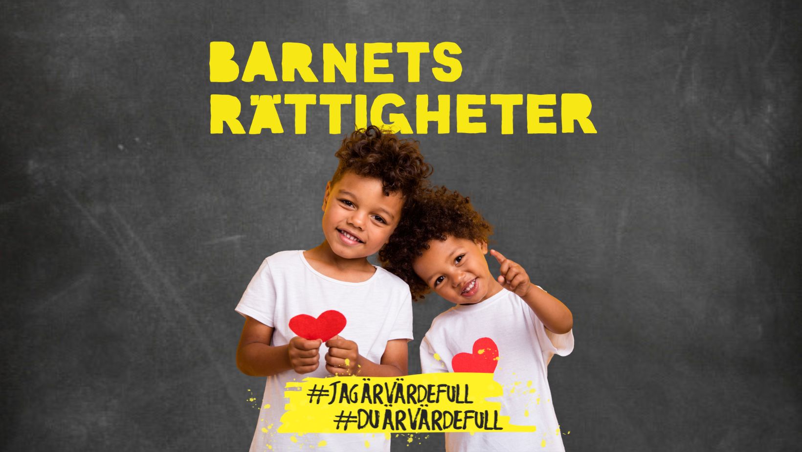 Två barn ler och håller pappershjärtan i händerna.