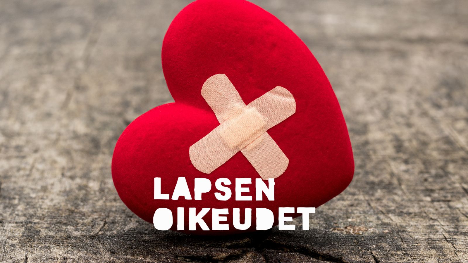 Pehmosydän, jossa kaksi laastaria ristissä.