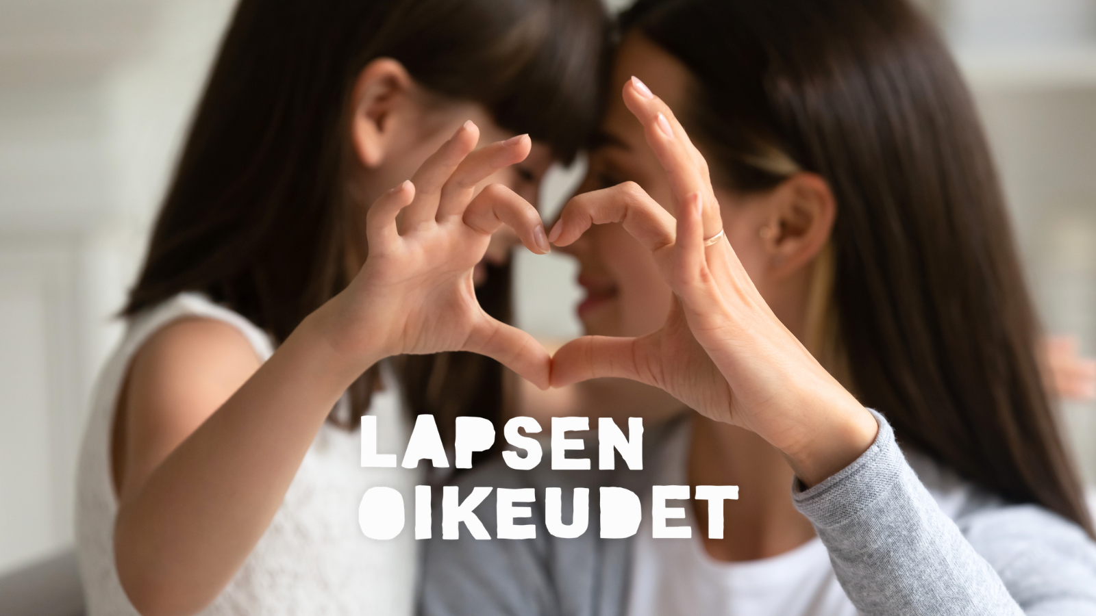 Äiti ja tytär painavat otsat vastakkain ja muodostavat käsillään sydämen.