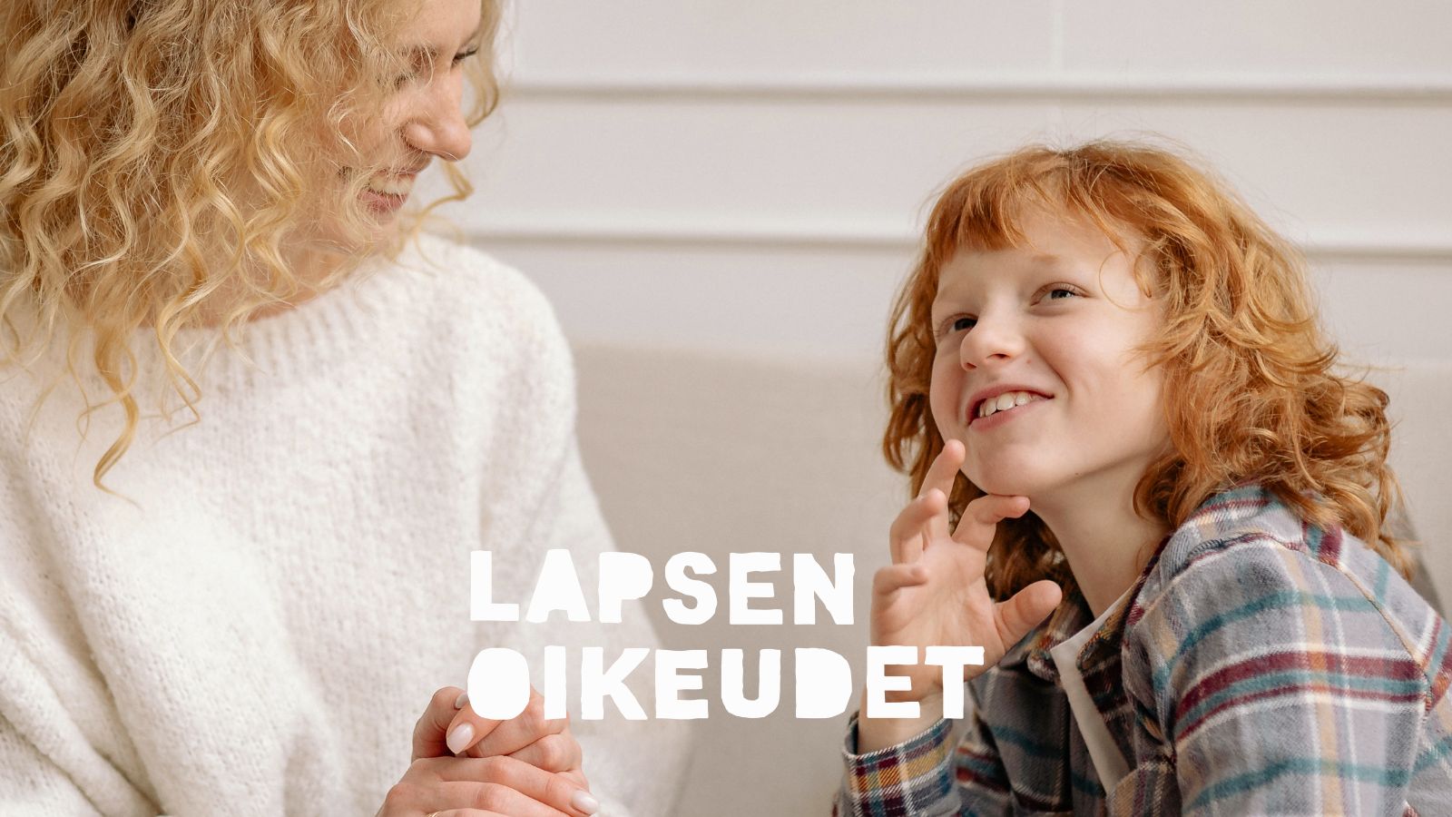Lapsi ja aikuinen juttelevat yhdessä.