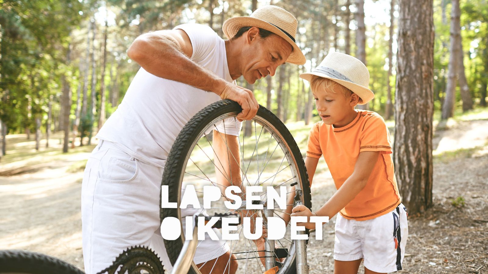 Mies ja poika korjaavat polkupyörää metsässä.
