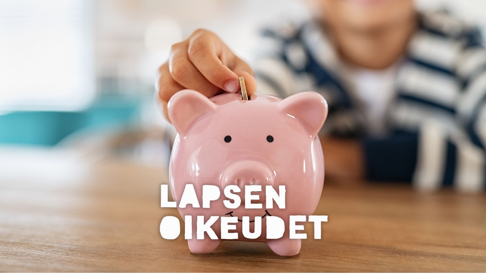Lapsi hymyilee ja pudottaa vaaleanpunaiseen säästöpossuun kolikon.